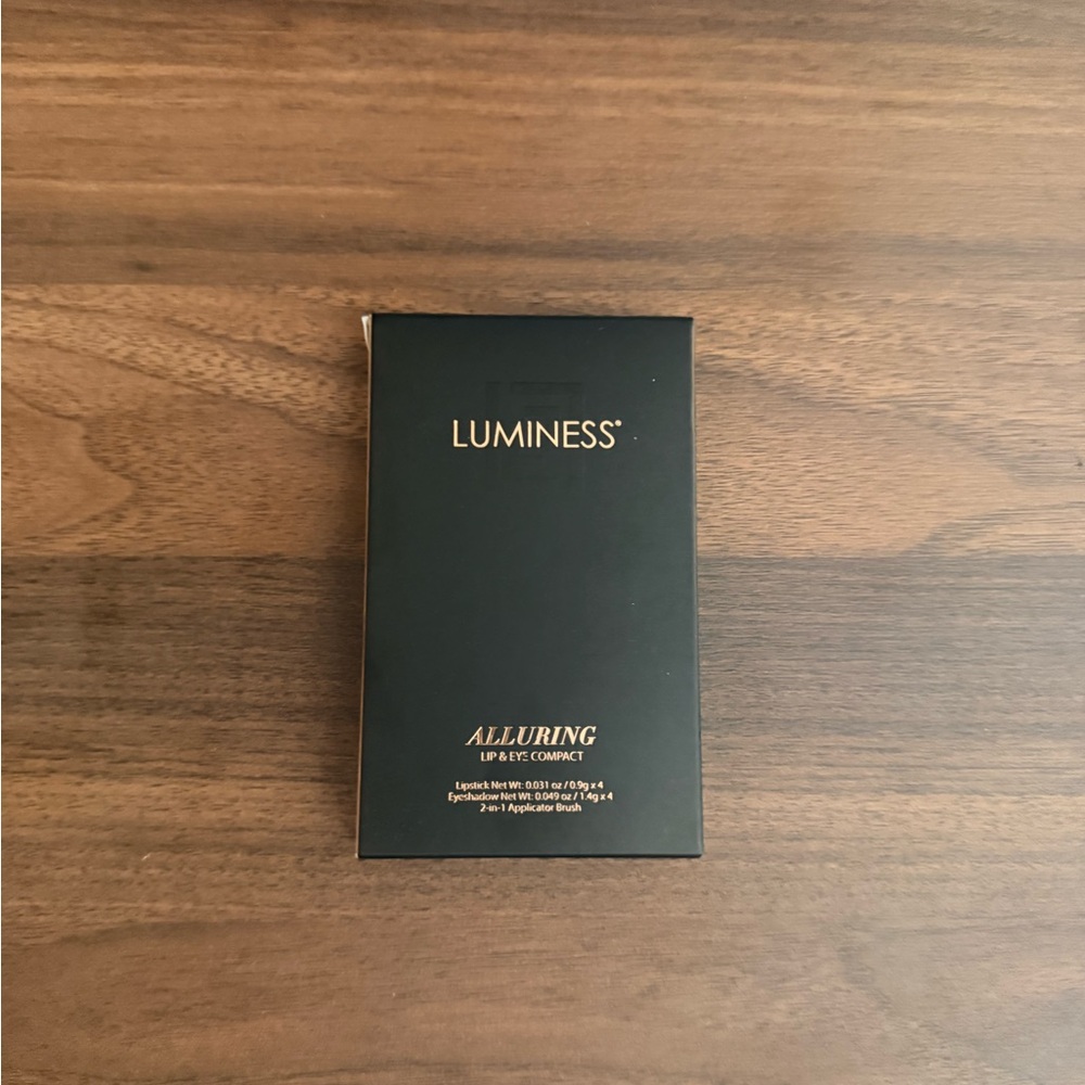 Luminess Elegant Black and Gold Compact